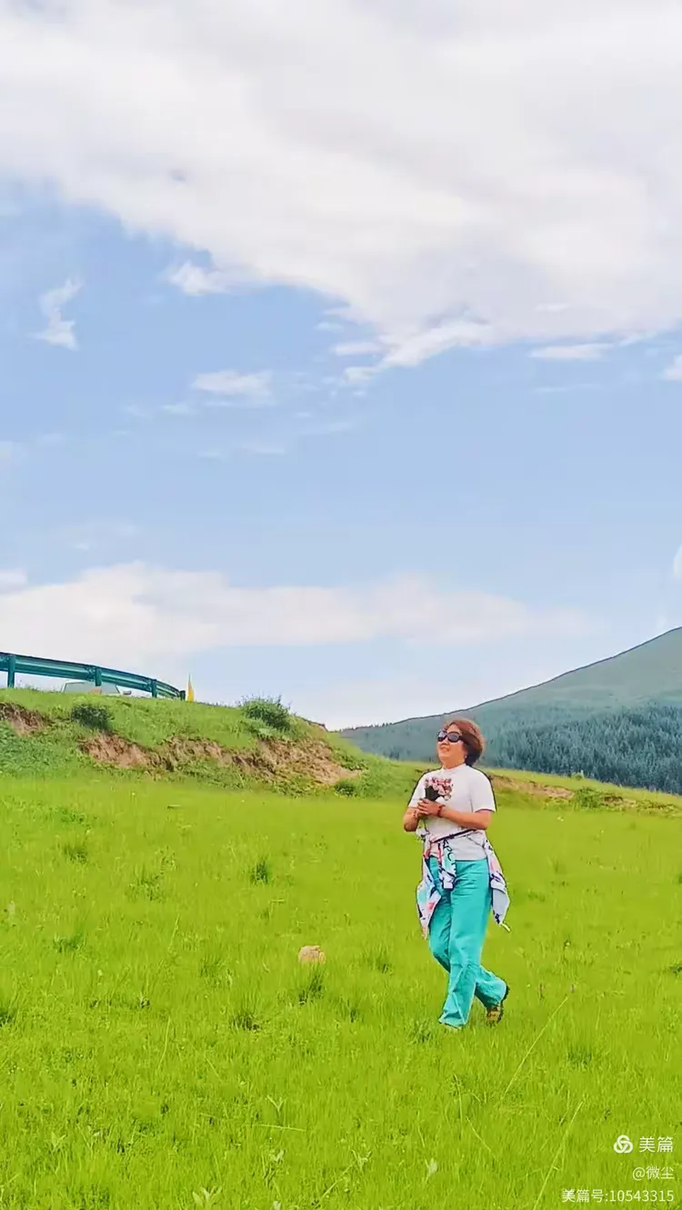 七月皇城草原的景色